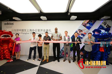 嘉賓為阿迪達斯大中華區全新總部剪彩