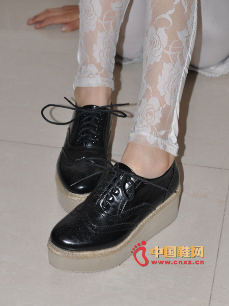雕花樓空圓頭系帶深口厚底鞋
