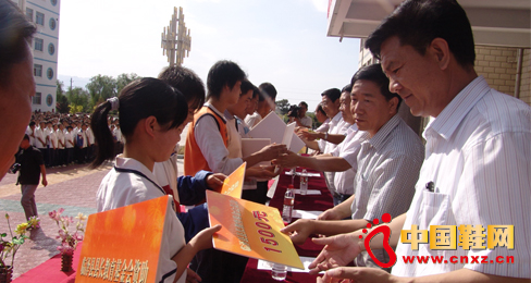 新僑偉鞋服慷慨資助百名準大學生圓大學夢