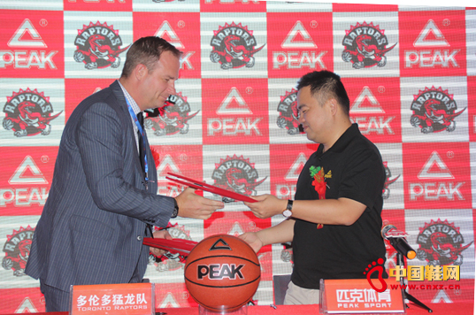 匹克簽約美國大學生代表團及多倫多猛龍隊