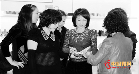 ӡ���B2013������ƷŮЬ����Ī��Ԫ�ء�