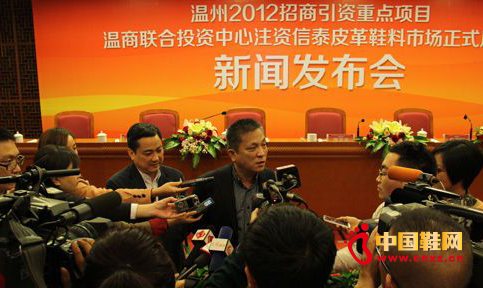 記者采訪現場負責人