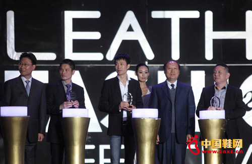 紅蜻蜓時尚集團副總裁董忠武 (中 )代表紅蜻蜓出席盛典接受頒獎
