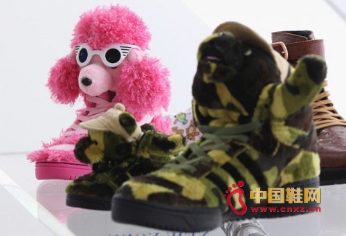 adidas �Ƴ�2013�����ٳ�����ϵ��Ь��