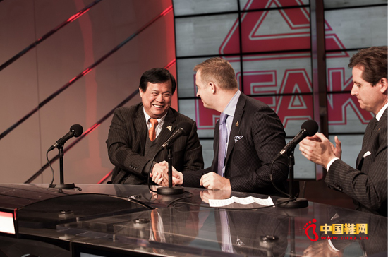 匹克與多倫多猛龍隊在加拿大航空體育館體育館進行簽約