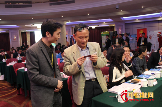 圣恩熙領(lǐng)導(dǎo)(左)與廣東省經(jīng)濟(jì)和信息化委員會副巡視員 馮惠釗(右)