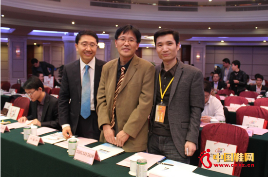 圣恩熙領(lǐng)導(dǎo)(左)與韓國特許經(jīng)營協(xié)會副會長(中)、秘書長(右)