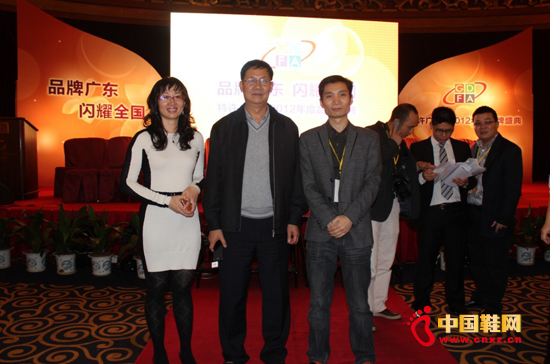 圣恩熙領(lǐng)導(dǎo)(右)與廣東省連鎖經(jīng)營協(xié)會會長(中)、副會長(左)