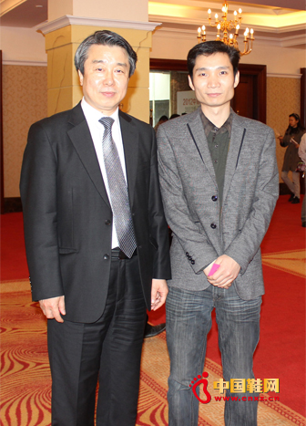 圣恩熙領(lǐng)導(右)與韓國特許經(jīng)營協(xié)會政策委員長