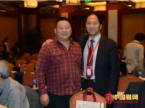 湖南貝影董事長(zhǎng)崔志春與雅戈?duì)柖麻L(zhǎng)李如剛先生親切合影