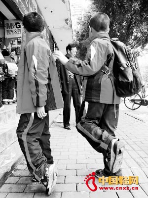 學(xué)生穿著暴走鞋上學(xué)